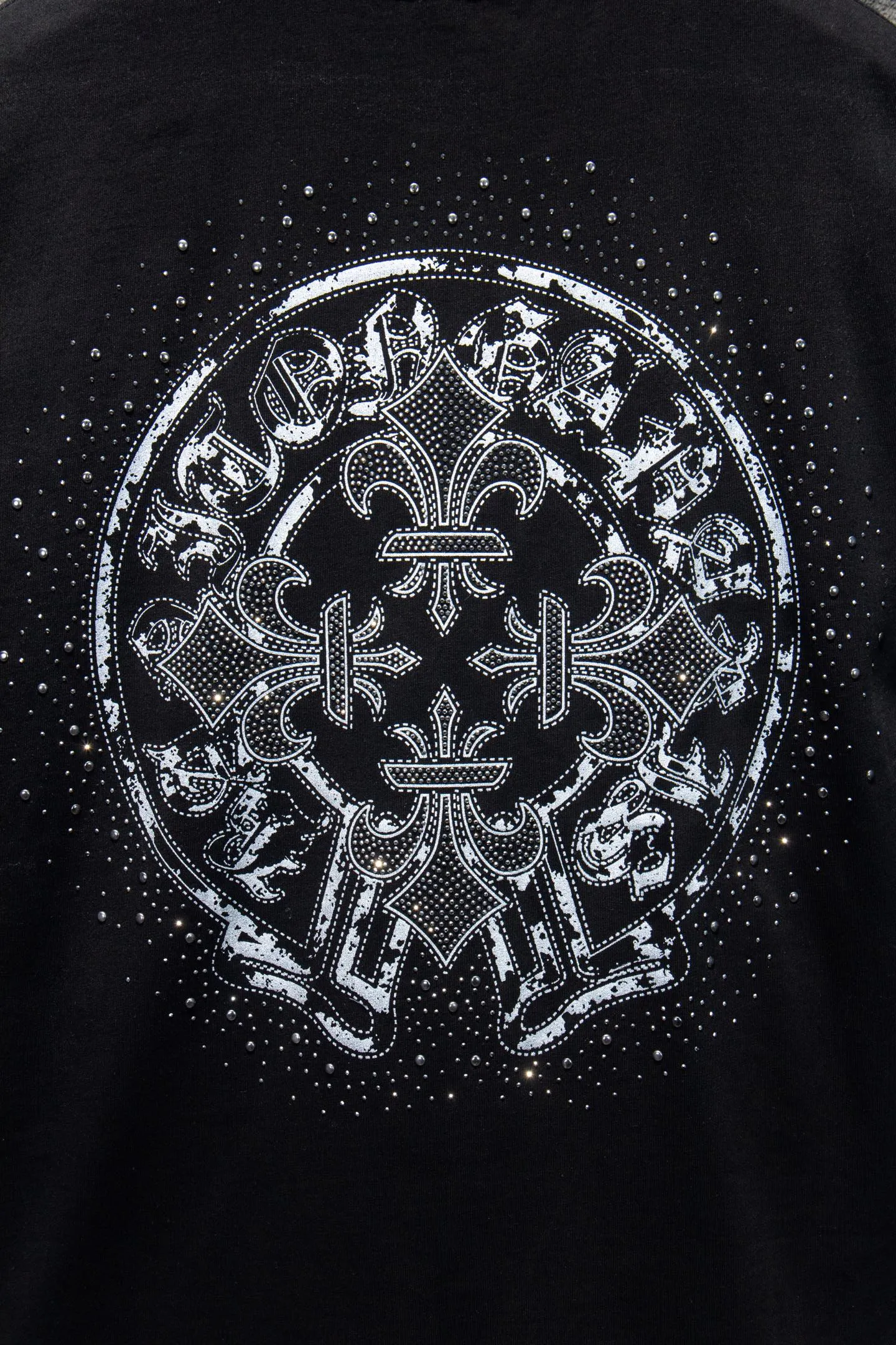 P180 🆕Chrome hearts 25ss os version is really charming and Chrome hearts are really unique. Each season's new version is made to the extreme. It is very practical and can be worn casually. Nice✔️ - ⚠️100% cotton. It is made of 32-count double yarn, 260-gram weight fabric and imported knitted needle carded cotton. It has moderate thickness, drape and contour, and the upper body is comfortable! ! It is very tolerant to fat body types and can instantly lose five pounds after wearing it!  Specially ordered many Austrian hot diamonds, which have the bling bling effect of natural crystals under the light, with multi-faceted reflective points, and the production cost is extremely high. The laser molding includes a computer engraving machine and a laser machine, which are accurate in units of particles. Finally, it is hot and set at high temperature. After the hot ironing, the firmness needs to be tested repeatedly on the hot stamping. It can show colorful reflections under the light. The collar webbing extends to the shoulder for reinforcement, and the stitching at the connection point. The hem and cuffs are all made of 0.2mm stitch double-thread stitching. They are carefully produced at a high cost. The attitude of making goods with a magnifying glass restores the quality and effect of the product. The full set of customized accessories only presents every detail to the customer. Printing with film printing, 50,000 positioning, which is very time-consuming. The addition of handmade elements to the body greatly increases the interest of the clothing; unique visual effects. After special treatment, a unique effect is formed. An irregular hem is added to the version. This year's Kroxin is the main version. In the past two years, the oversize version has become the focus of the trend and has been a popular staple in the past two years. The change of designers has made this brand an instant hit. The progressive fashion of the times also needs the blood impact of fresh elements and trendy designs in order to continue its glory! It’s stylish both inside and outside, a must-have for high street travel! An absolute "eye-catching style" that can match couples 💏 Color: Black White Size: S M L XL